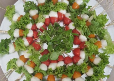Finger food - szaszłyki z mini mozarellą