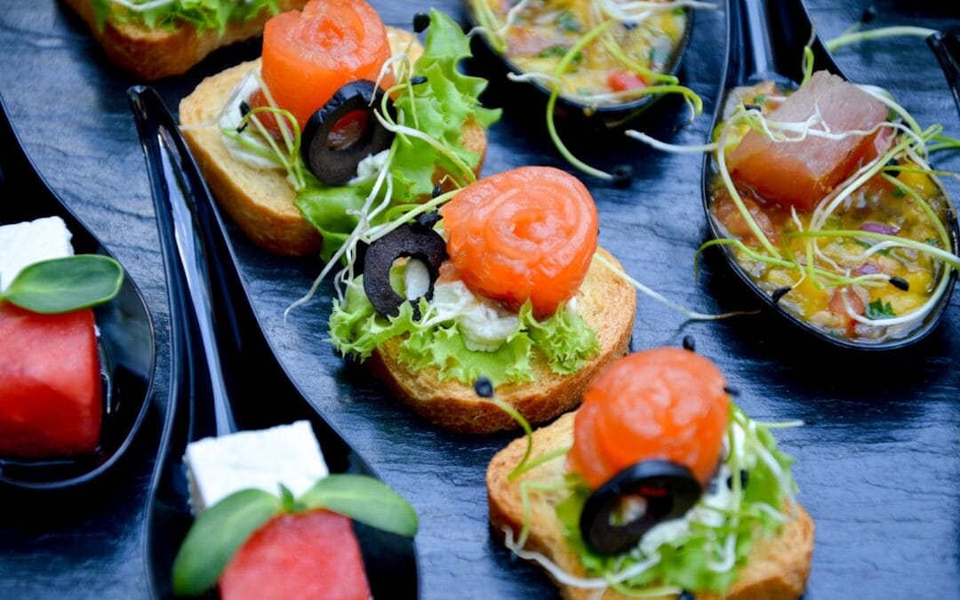 Catering okolicznościowy: jak zorganizować udane przyjęcie