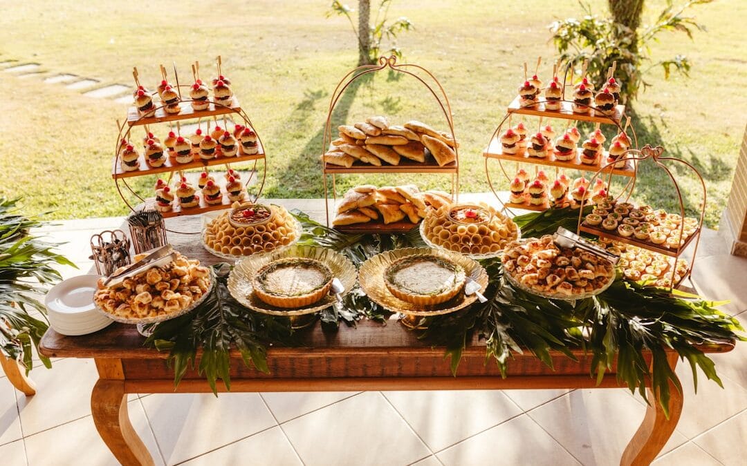 Catering na domówkę: Jak zorganizować idealne przyjęcie?